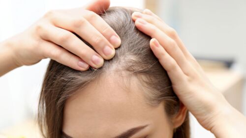 Caduta dei capelli in autunno quando è normale e quando fare una visita tricologica